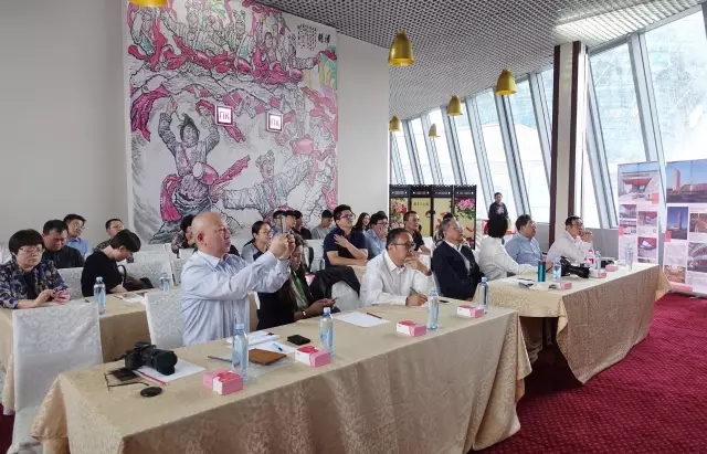 上海市建設(shè)協(xié)會(huì)會(huì)長(zhǎng)黃健之主持發(fā)言