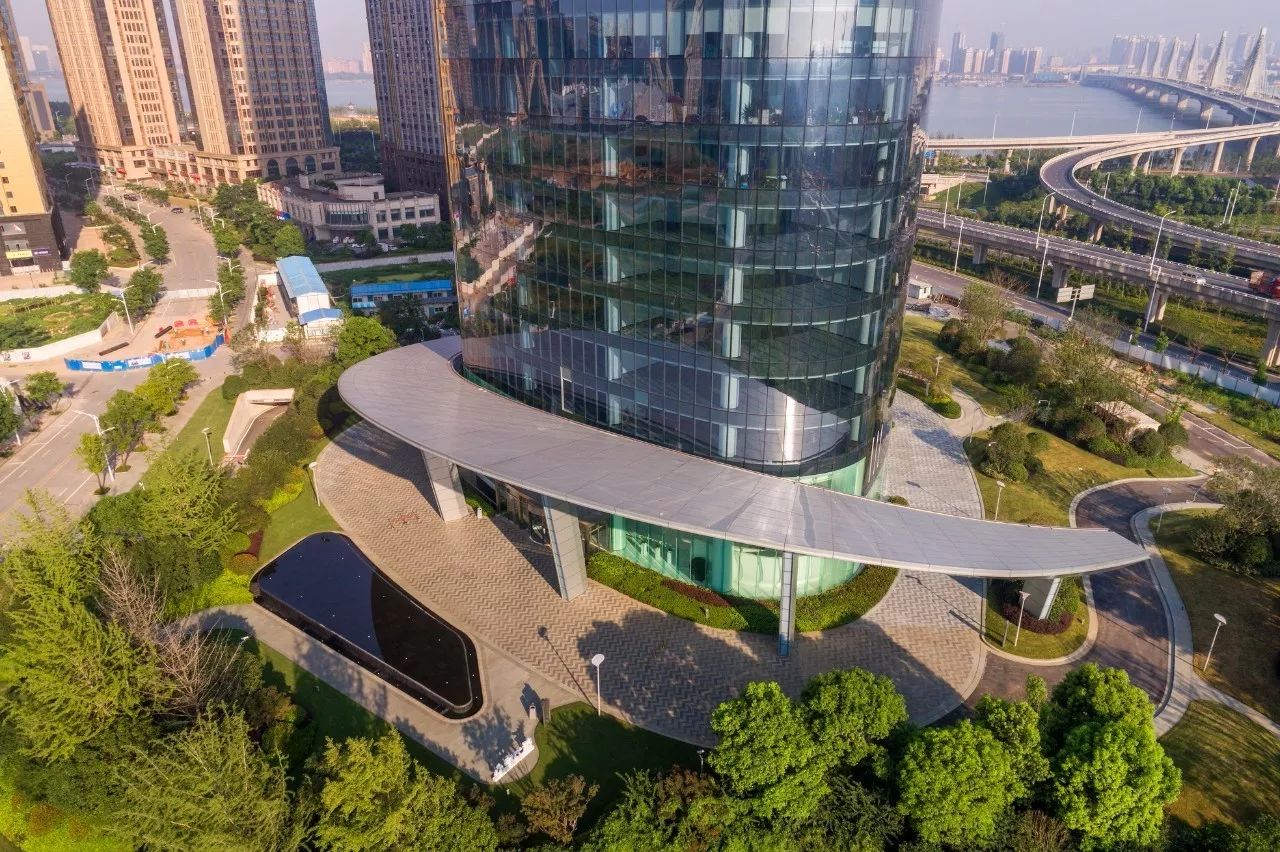 南昌新力中心塔樓直接落地，無(wú)裙房