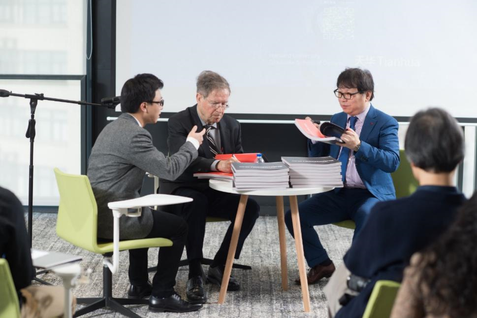 哈佛布斯克茨教授、楊丁亮老師與天華集團總建筑師黃向明現(xiàn)場書籍簽發(fā)